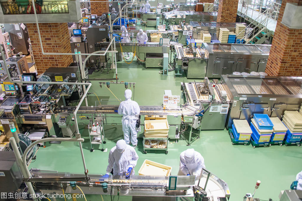 日本,札幌-2017 年 1 月 13 日︰ 團友,在 2017 年 1 月 13 日在日本北海道的巧克力工廠。公司的主打產品是白色戀人餅干